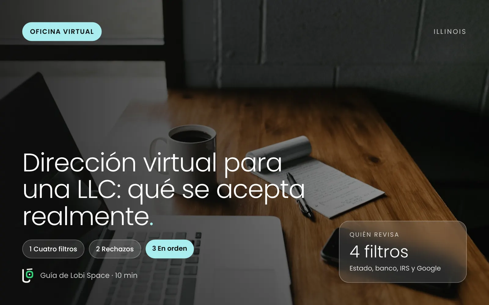 Una computadora, una taza y un teléfono en una mesa, con los puntos clave: Cuatro filtros; Rechazos; En orden.